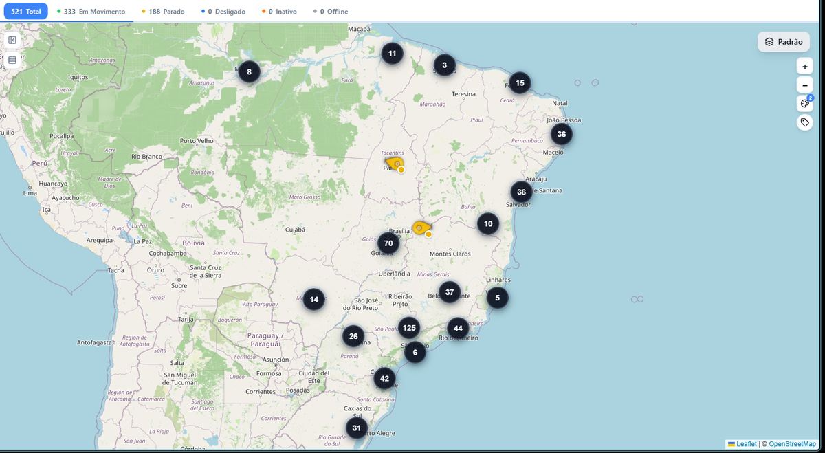 Tela do sistema de rastreamento: mapa do Brasil com veículos agrupados por região e a lista de veículos com placa, motorista e situação